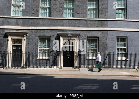 Londra, Regno Unito. Il 28 luglio 2018. Primo Ministro britannico Office, 10 Downing Street, Westminster, Londra, UK, 27 luglio 2018, Foto di Richard Goldschmidt Credito: ricca di oro/Alamy Live News Foto Stock