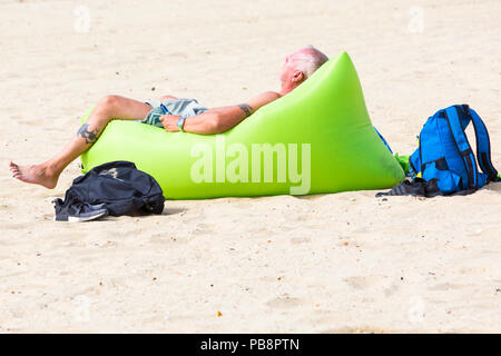 Bournemouth Dorset, Regno Unito. Il 27 luglio 2018. Regno Unito: meteo Sunseekers in testa al mare a prendere il sole a Bournemouth spiagge su un caldo giorno umido con alcune nuvole. Credito: Carolyn Jenkins/Alamy Live News Foto Stock