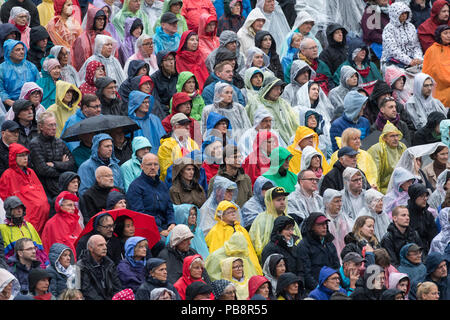 Berlino, Deutschland. Il 24 giugno 2018. 19/Berliner Philharmoniker, conduttore Sir Simon Rattle Live in Berlin Waldbuehne su 24.06.2018. Classica, orchestra, pubblico, pioggia, raincape, pioggia poncho, ombrello, meteo, bagnato bagnato, musica | Utilizzo di credito in tutto il mondo: dpa/Alamy Live News Foto Stock