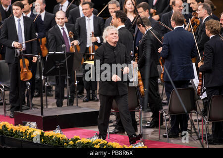 Berlino, Deutschland. Il 24 giugno 2018. 19/Berliner Philharmoniker, conduttore Sir Simon Rattle Live in Berlin Waldbuehne su 24.06.2018. Classica, Orchestra, ultimo concerto con Sir Simon Rattle, a piedi, partenza, abbandonati, musica | Utilizzo di credito in tutto il mondo: dpa/Alamy Live News Foto Stock