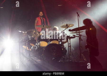 19/Queen Adam Lambert, cantante Adam Lambert, il batterista Roger Taylor, il chitarrista Brian May (da sinistra a destra) Live in Berlin Mercedes-Benz Arena su 19.06.2018. | Utilizzo di tutto il mondo Foto Stock