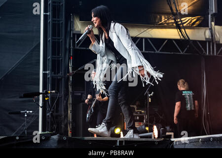 16 / NENA, Saengerin, D, Pop, Kein Versaeumt Tour 2018, concerto, 22.06.2018, aria aperta, Citadel Music Festival 2018, Citadel, Berlin, Germania fotografato dal pubblico <english> NENA, cantante, GER, esegue il 22 giugno 2018, a Zitadelle, Berlin, Germania [Artist-At-lavoro / AAW / Pop-eye, Brigitte Heinrich non si assume alcuna responsabilità per eventuali violazioni dei diritti di terzi! Passando a terzi non consentita. La foto è un lavoro fotografico nel senso del paragrafo 2 (1) (5) UrhRG. I nostri termini e condizioni si applicano. Solo uso editoriale, tassa e IVA richiesta ! Condizioni di business dei committenti. Foto Stock