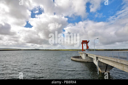 Port Louis. Xxv Luglio, 2018. Foto scattata a luglio 25, 2018 mostra la Bagatelle dam, 22 chilometri a sud est di Port Louis, la capitale di Mauritius. Le immacolate spiagge nell'Oceano Indiano Arcipelago di Maurizio hanno sempre affascinato ben sbandata per i turisti stranieri e la Cina-costruito Bagatelle diga, che è stata lanciata nel giugno di quest'anno, ha aggiunto un altro sparkle per il paese di una bellezza senza tempo. Per andare con funzione: Cina-diga costruita araldi fine di approvvigionamento idrico delle sfide in Mauritius. Credito: Wang Teng/Xinhua/Alamy Live News Foto Stock