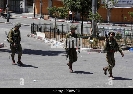 Hebron, West Bank, Territorio palestinese. 27 Luglio, 2018. Truppe israeliane prendere posizione durante gli scontri con i dimostranti palestinesi della Cisgiordania città di Hebron sulla luglio 27, 2018 Credit: Wisam Hashlamoun APA/images/ZUMA filo/Alamy Live News Foto Stock