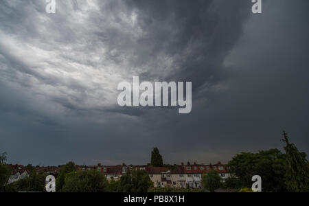 Il torneo di Wimbledon, Londra, Regno Unito. 27 Luglio, 2018. Regno Unito Meteo: la prima pioggia cade nel SW di Londra per 7 settimane come nuvole grigie e portare in caso di temporali in un caldo e umido al giorno. Credito: Malcolm Park/Alamy Live News Foto Stock