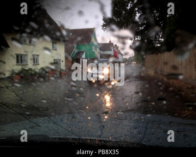 Thaxted, a nord-ovest dell' Essex. Il 27 luglio 2018. Meteo REGNO UNITO: pesante pioggia caduta in Thaxted a nord-ovest dell' Essex, Inghilterra England Regno Unito. 27 luglio 2018 tempesta di pioggia caduta in Thaxted Essex REGNO UNITO visto dal conducente in vettura ferma Credito: BRIAN HARRIS/Alamy Live News Foto Stock