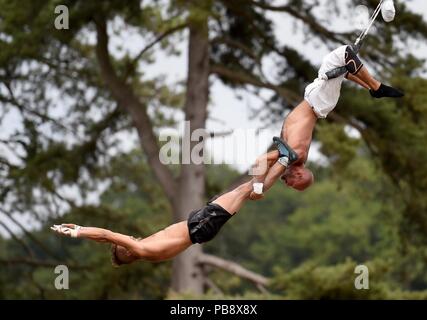 Lulworth Castle, Dorset, Regno Unito. Il 27 luglio 2018. Trapeze artisti Credito: Finnbarr Webster/Alamy Live News Foto Stock