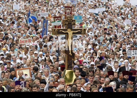 Kiev, Ucraina. 27 Luglio, 2018. Ortodosso Ucraino i credenti, sacerdoti, monaci e monache frequentare una religione marzo organizzata dalla Chiesa Ortodossa Ucraina del Patriarcato di Mosca a Kiev in Ucraina. Ai credenti ortodossi contrassegnare la 1030th anniversario di Kievan Rus la cristianizzazione del 27 e 28 luglio 2018. Credito: Serg Glovny/ZUMA filo/Alamy Live News Foto Stock