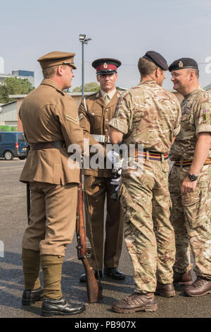 Melton Mowbray, Leicestershire, Inghilterra, Regno Unito. Il 27 luglio 2018. Il Royal Army Veterinary Corps (RAVC) preparare e prendere tempo al mercato del bestiame, prima della sfilata per la città. Quest anno segna il centenario del corpo, 1918 a 2018. Alcuni soldati sono stati indossando un autentico prima guerra mondiale (WW1) uniformi. Foto Stock