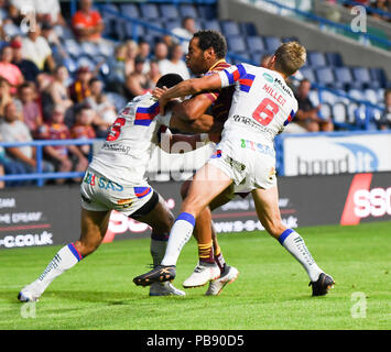 Huddersfield, Regno Unito. Il 27 luglio 2018 , John Smiths Stadium, Huddersfield, Inghilterra; Betfred Super League Rugby, Round 23, Huddersfield Giants v Wakefield Trinità; Huddersfield Giants" Leroy Cudjoe viene affrontato da Wakefield Trinity Wildcats' Jacob Miller e David Fifita Credito: News immagini /Alamy Live News Foto Stock