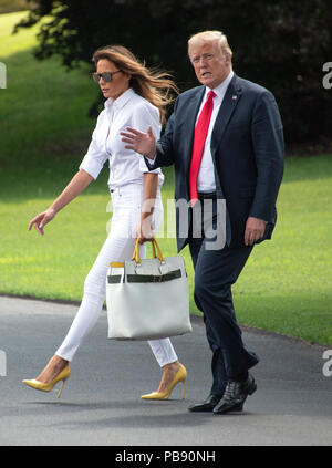 Washington, Stati Uniti d'America. Il 27 luglio 2018. Il Presidente degli Stati Uniti, Trump onde per la stampa come lui e la first lady Melania Trump partono il South Lawn della Casa Bianca di Washington, DC in rotta di Bedminster, New Jersey venerdì, 27 luglio 2018. Credito: Ron Sachs/CNP /MediaPunch Credito: MediaPunch Inc/Alamy Live News Foto Stock