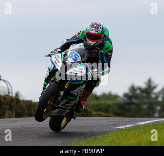 Armoy, Antrim, Irlanda del Nord. 27 Luglio, 2018. Il Armoy gare su strada; Michael Micko Sweeney ottiene la sua ruota anteriore fino al Supersports qualifica Credit: Azione Plus sport/Alamy Live News Foto Stock