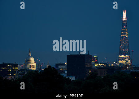 Londra, Regno Unito. Il 27 luglio 2018. Bassa nube oscura la vista dell'eclisse lunare, noto come 'Luna di sangue, passando sopra la cattedrale di St Paul, come visto da di Primrose Hill. Aveva la luna è visibile, sarebbe apparso un colore rossastro di colore arancione, come la terra passa tra la luna e il sole, durante questo secolo più lunga del Lunar Eclipse. Credito: Stephen Chung / Alamy Live News Foto Stock