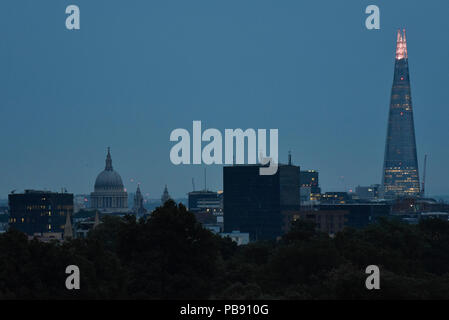 Londra, Regno Unito. Il 27 luglio 2018. Bassa nube oscura la vista dell'eclisse lunare, noto come 'Luna di sangue, passando sopra la cattedrale di St Paul, come visto da di Primrose Hill. Aveva la luna è visibile, sarebbe apparso un colore rossastro di colore arancione, come la terra passa tra la luna e il sole, durante questo secolo più lunga del Lunar Eclipse. Credito: Stephen Chung / Alamy Live News Foto Stock