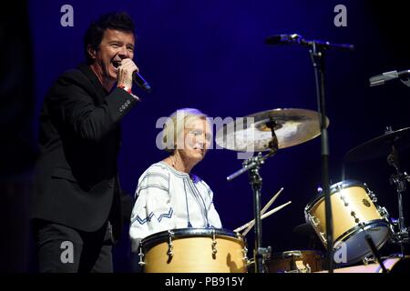 Maria Berry fa una sorpresa ingresso su tamburi e suona con Rick Astley Credito: Finnbarr Webster/Alamy Live News Foto Stock