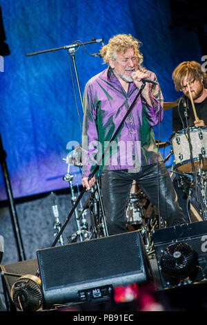 Milano Italia. Il 27 luglio 2018. Il cantante inglese-cantautore Robert Plant suona dal vivo sul palco a SNAI Ippodromo di San Siro durante il 'Milano Summer Festival' per presentare il suo nuovo album 'Carry Fire' Credit: Rodolfo Sassano/Alamy Live News Foto Stock