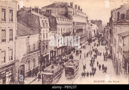 . Français : Carte postale ancienne éditée par Prieur : ROANNE - Rue Brison . 1900s 1226 PRIEUR - ROANNE - Rue Brison Foto Stock