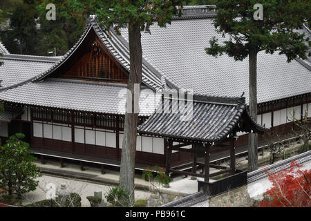 Torre campanaria e un tempio hall edificio a Nanzen-ji tempio Buddista complesso in Sakyo-ku, Kyoto, Giappone 2017 Foto Stock