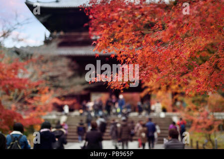 Artistico paesaggio astratto di persone che passano attraverso il Sanmon, il cancello principale di Nanzen-ji Zen storico tempio buddista in Sakyo-ku, Kyoto, Giappone 2017 Foto Stock