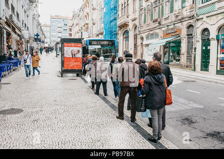 Il Portogallo, Porto, 05 Maggio 2018: una folla di gente del posto e turisti alla fermata bus stand in una fila e sono in attesa di imbarco sul bus. Ordinaria quotidiana o vita di città o di routine. Foto Stock