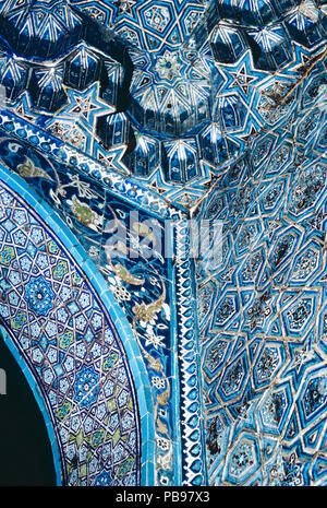 Dettaglio della cuerda seca tilework in Sultan's loge, Yeshil moschea, Bursa, Turchia Foto Stock