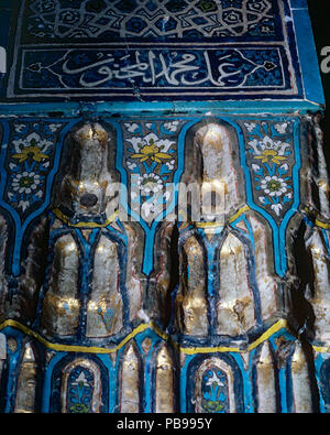 Dettaglio della cuerda seca tilework in Sultan's loge, Yeshil moschea, Bursa, Turchia Foto Stock