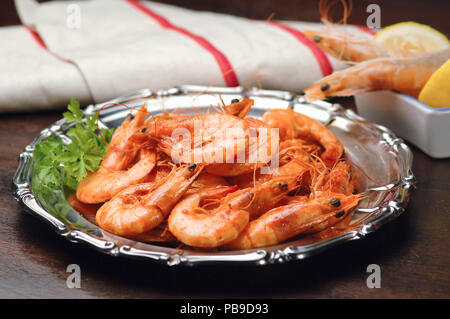 Gamberi arrosto sul tavolo di legno Foto Stock