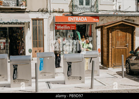 Lisbona, 18 Giugno 2018: una moderna smart trash lattine sulla strada della citta'. Raccolta dei rifiuti in Europa per il successivo smaltimento. Eco-friendly la raccolta dei rifiuti. Foto Stock