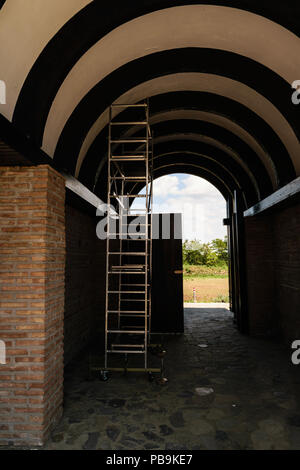 Impalcatura di metallo installati sul bel porticato di passaggio del tunnel Foto Stock
