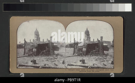 1250 Refugee Camp fatta di scarti di lavorazione lamiera grecata ferro raccolte dalle rovine (NYPL B11707478-G90F002 002F) Foto Stock