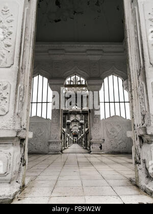 Ponte in pietra con arcate che conduce all'edificio principale Gili Bale al Taman Ujung acqua Palace, Bali, Indonesia Foto Stock