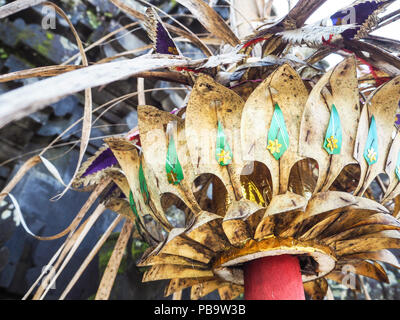 Le noci di cocco e foglie di palmo decorazione da un Balinese penjor presso il tempio Besakih Bali, Indonesia Foto Stock