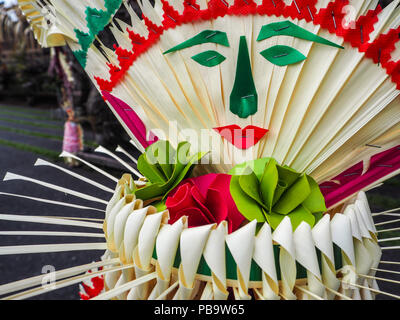 Bella figura fatta fuori se le foglie di bambù per il Nyepi festival, Bali, Indonesia Foto Stock