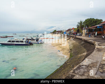 Regolazione del sole che splende su Jungutbatu villaggio costiero a Nusa Lembongan, Bali Foto Stock