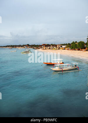 Nusa Lembongan, Bali - Aprile 2017: impostazione di sole che splende su Jungutbatu villaggio costiero, Indonesia Foto Stock