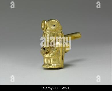 La figura fischio. Cultura: Moche. Dimensioni: H. 2. (5.1 cm). Data: 3rd-7secolo. Questa piccola cavità figura fischietto è fatta di martellato foglio oro uniti lungo i lati. Esso è simile alle numerose fischietti in ceramica trovati nelle case Moche e medio-status sepolture. La maggior parte dei fischietti in ceramica rappresentano guerrieri cordini o club e indossando mantelli, grandi earspools, e copricapo ornati con lunette o dischi frontali. L'uomo qui raffigurato indossa gli attributi comparabili e una volta ha tenuto un oggetto nella sua mano destra, tra il pollice e il dito indice. Sebbene molti musicisti sono rappresentati Foto Stock