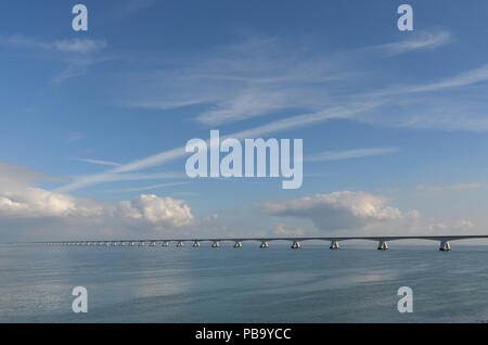 Vista su tutta Oosterschelde estuario nei Paesi Bassi verso Zeeland ponte, ponte più lungo nel paese Foto Stock