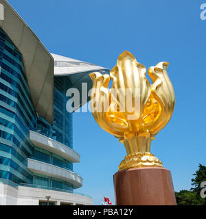 Wan Chai, Hong Kong, Cina - 31 Maggio 2018: Il Golden Bauhinia Square di fronte all'Expo Promenade è l'attrazione turistica punto a Wan Chai distri Foto Stock