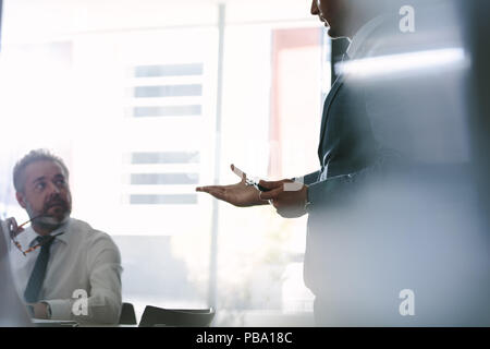 Colleghi di lavoro a discutere durante una riunione in ufficio board camera. Gli imprenditori aventi un incontro per nuove strategie di business. Foto Stock