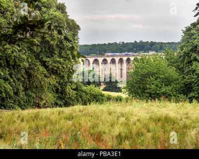 Classe settentrionale 150 treno diesel attraversando la valle Crimple viadotto vicino Pannal Harrogate North Yorkshire, Inghilterra Foto Stock