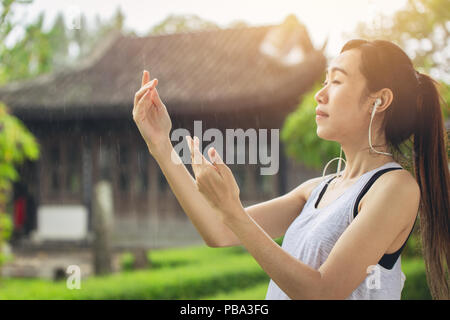 Tai Chi, Cinese girl teen pratica yin yang forza pacifica in giardino per una buona salute. messa a fuoco selettiva a portata di mano Foto Stock