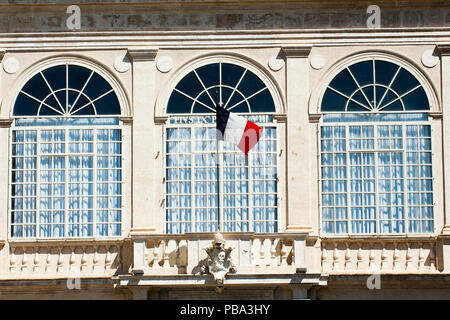 Una bandiera francese si blocca all'interno del Palazzo Vaticano come una guardia svizzera sta di guardia durante un incontro del Presidente francese Emmanuel Macron e Francesco Papa in Vaticano. Dotato di: atmosfera dove: Città del Vaticano e Santa Sede quando: 26 giu 2018 Credit: Catholic Press Photo/IPA/WENN.com * * disponibile solo per la pubblicazione in UK, USA, Germania, Austria** Foto Stock