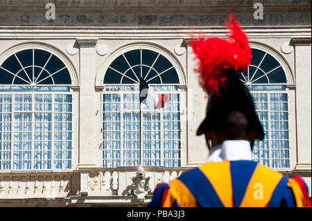 Una bandiera francese si blocca all'interno del Palazzo Vaticano come una guardia svizzera sta di guardia durante un incontro del Presidente francese Emmanuel Macron e Francesco Papa in Vaticano. Dotato di: atmosfera dove: Città del Vaticano e Santa Sede quando: 26 giu 2018 Credit: Catholic Press Photo/IPA/WENN.com * * disponibile solo per la pubblicazione in UK, USA, Germania, Austria** Foto Stock