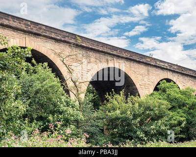 Viadotto ferroviario sulla parte in disuso del vecchio Leeds e Thirsk ferrovia nella valle Crimple Harrogate North Yorkshire, Inghilterra Foto Stock