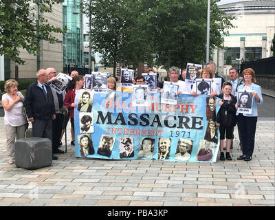 Le famiglie di coloro che sono morti nel 1971 Massacro di Ballymurphy protestare fuori Belfast Alta Corte davanti a un' inchiesta audizione preliminare. Foto Stock