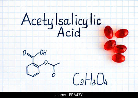 Formula chimica di Acido Acetilsalicilico con red pillole. Close-up. Foto Stock