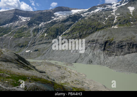 Il lago alpino la cattura di acqua dal ghiacciaio Pasterze durante l'estate fusione a Grossglockner in Austria Foto Stock