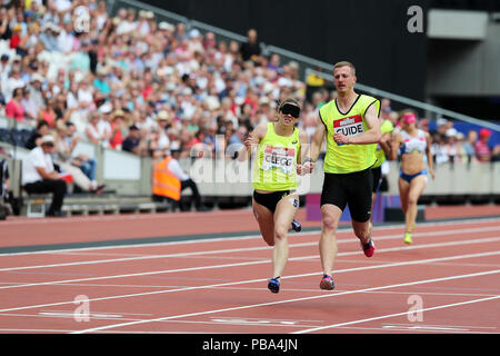 Libby CLEGG (Gran Bretagna) con guida Tom SOMERS attraversando la linea del traguardo in campo femminile 200m T11 finale al 2018, IAAF Diamond League, Anniversario Giochi, Queen Elizabeth Olympic Park, Stratford, Londra, Regno Unito. Foto Stock