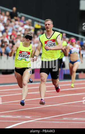 Libby CLEGG (Gran Bretagna) con guida Tom SOMERS attraversando la linea del traguardo in campo femminile 200m T11 finale al 2018, IAAF Diamond League, Anniversario Giochi, Queen Elizabeth Olympic Park, Stratford, Londra, Regno Unito. Foto Stock