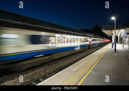 East Midlands treni treno in partenza Chesterfield Stazione Ferroviaria di notte, Chesterfield, Derbyshire, England, Regno Unito Foto Stock